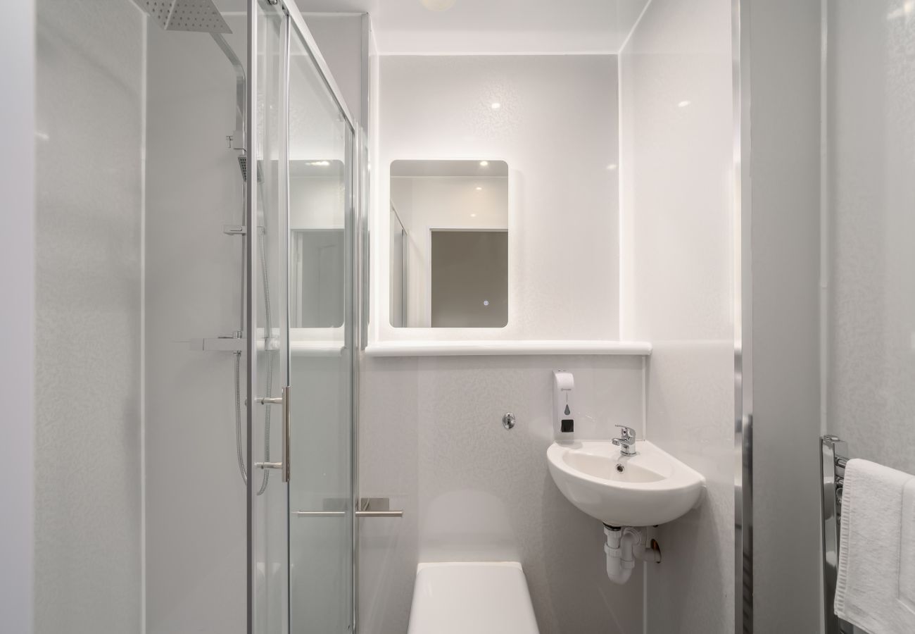 Rent by room in Edinburgh - Newsome Lodge - Room 4 - Gilmerton, Edinburgh