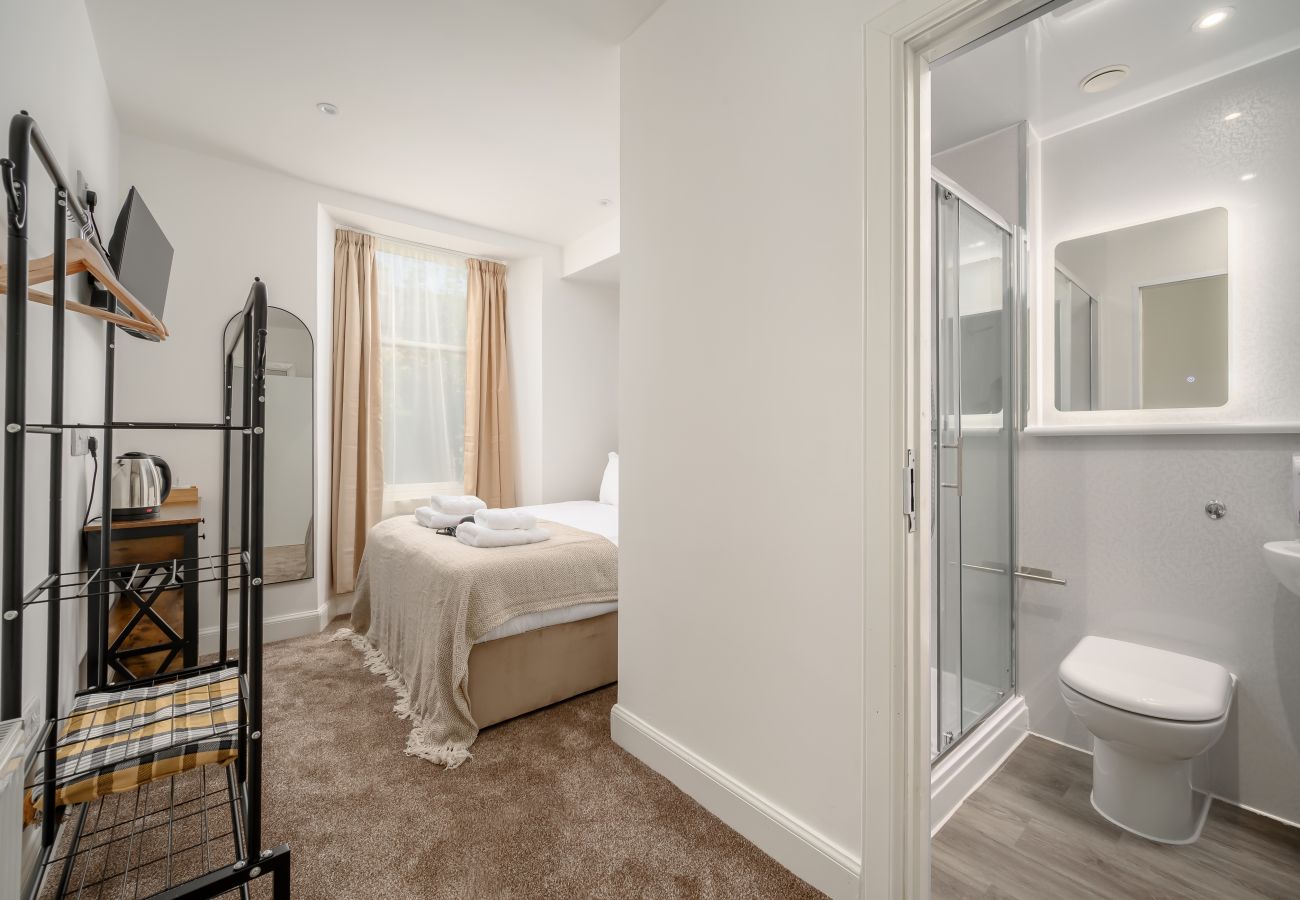 Rent by room in Edinburgh - Newsome Lodge - Room 4 - Gilmerton, Edinburgh