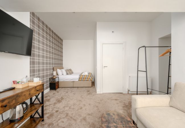 Rent by room in Edinburgh - Newsome Lodge - Room 6- Gilmerton, Edinburgh