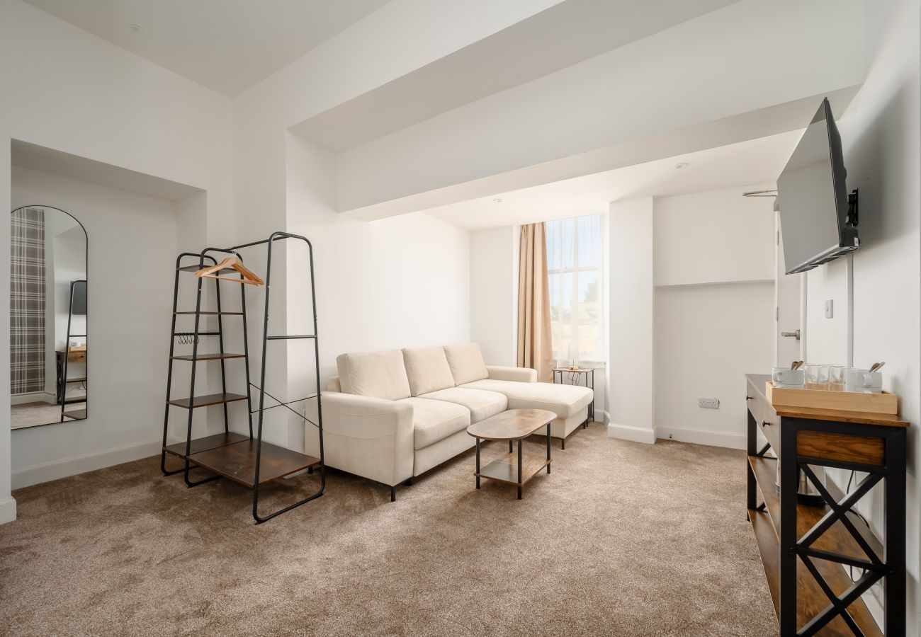 Rent by room in Edinburgh - Newsome Lodge - Room 6- Gilmerton, Edinburgh