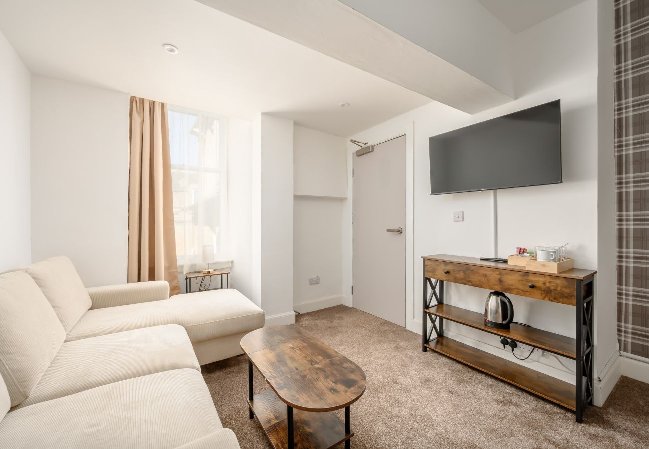 Rent by room in Edinburgh - Newsome Lodge - Room 6- Gilmerton, Edinburgh