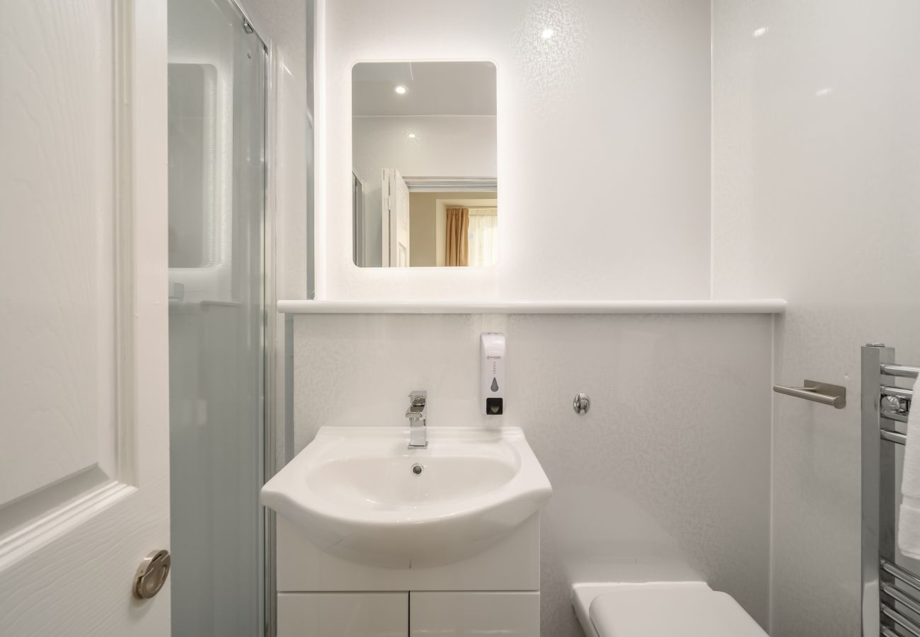 Rent by room in Edinburgh - Newsome Lodge - Room 7 - Gilmerton, Edinburgh
