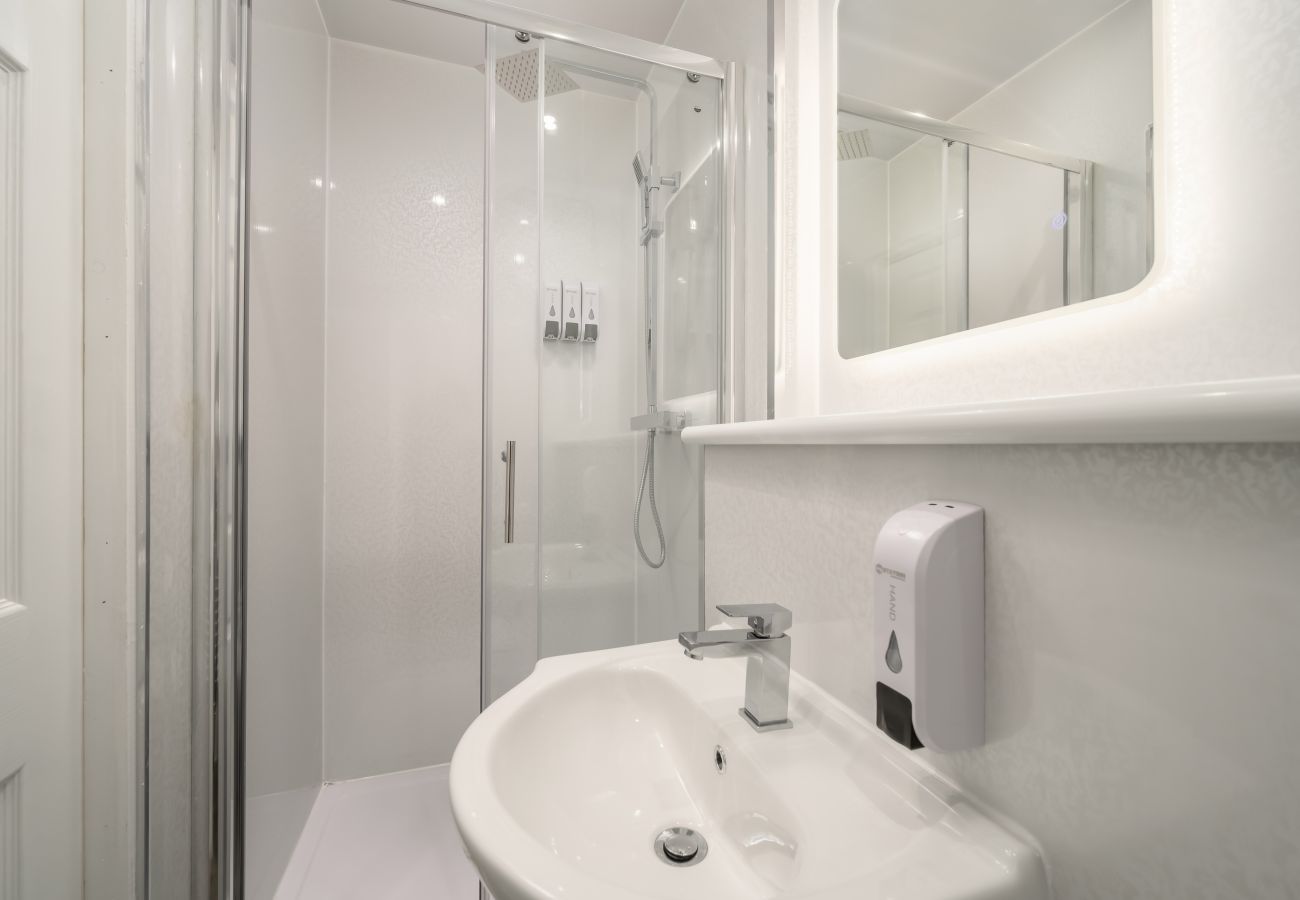 Rent by room in Edinburgh - Newsome Lodge - Room 7 - Gilmerton, Edinburgh