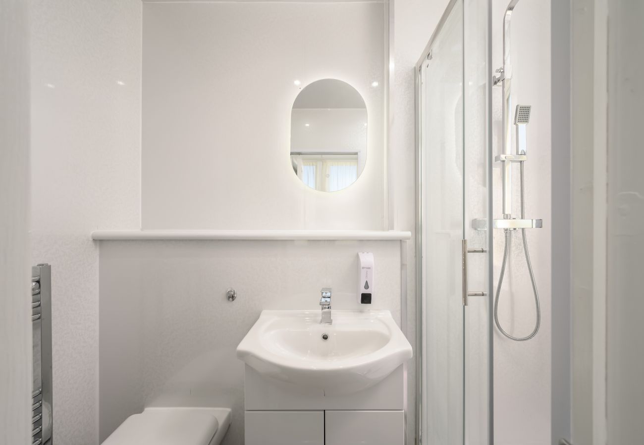 Rent by room in Edinburgh - Newsome Lodge - Room 8 - Gilmerton, Edinburgh