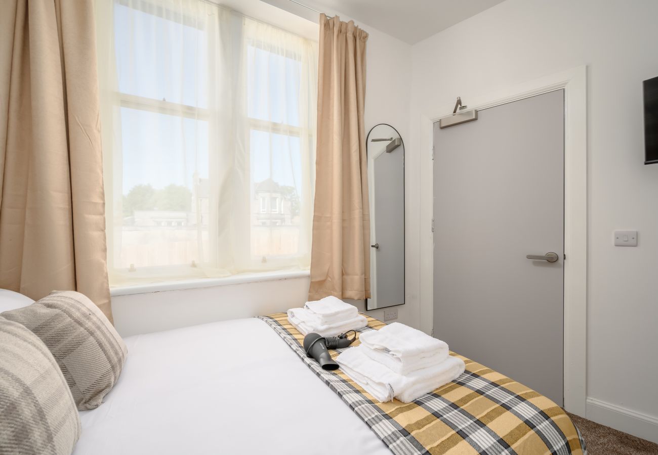 Rent by room in Edinburgh - Newsome Lodge - Room 8 - Gilmerton, Edinburgh