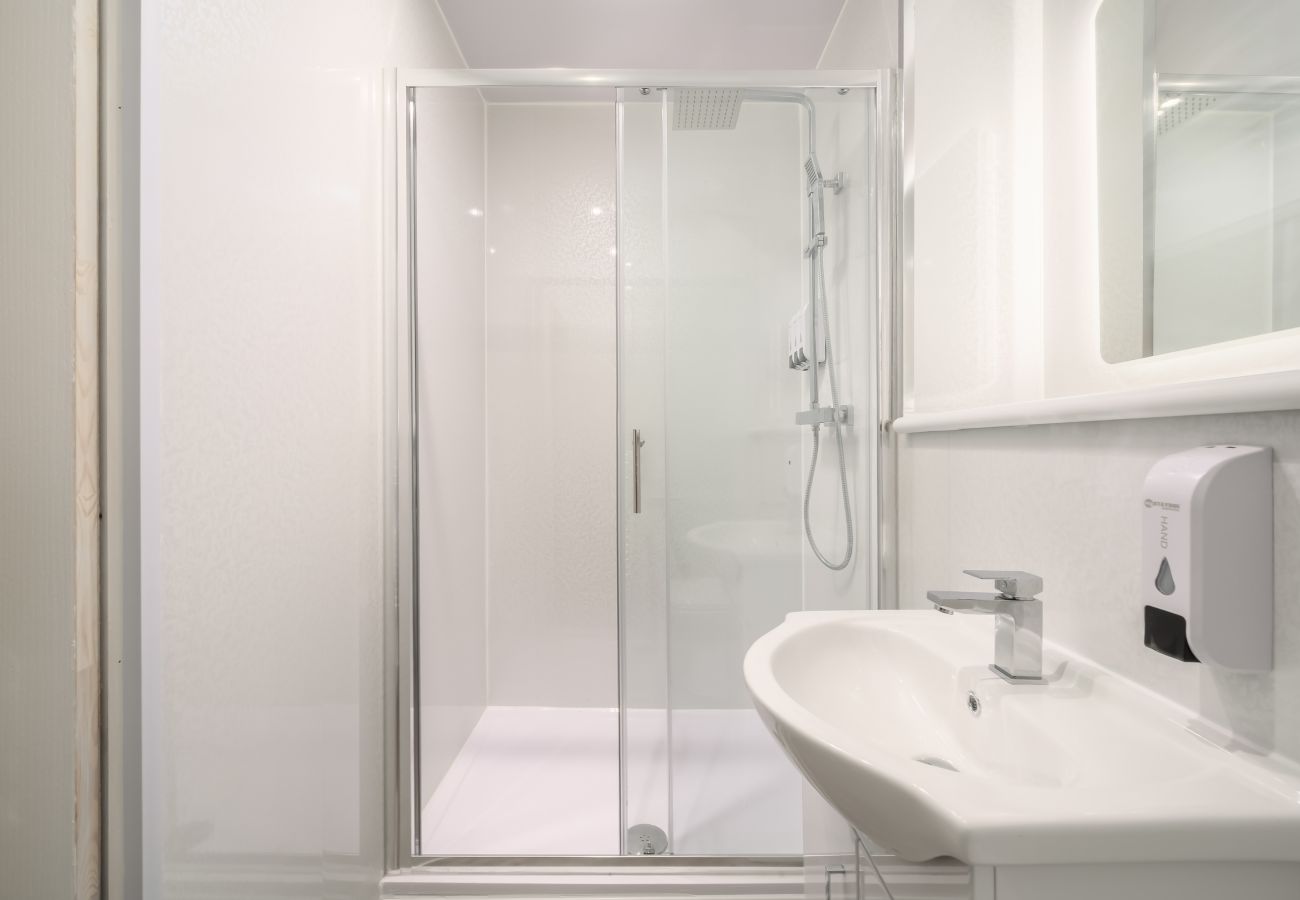Rent by room in Edinburgh - Newsome Lodge - Room 9 - Gilmerton, Edinburgh