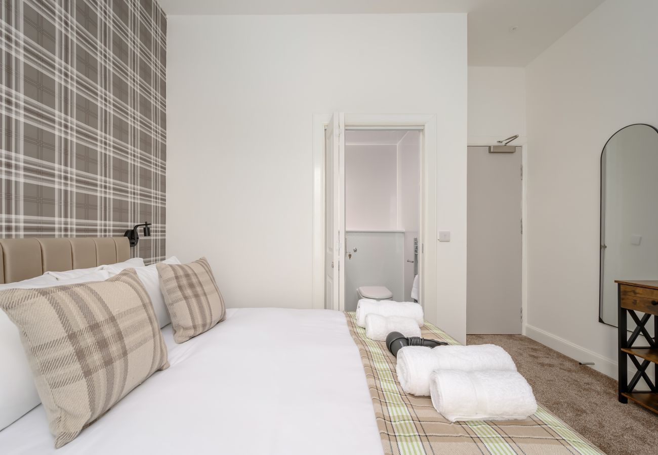 Rent by room in Edinburgh - Newsome Lodge - Room 9 - Gilmerton, Edinburgh
