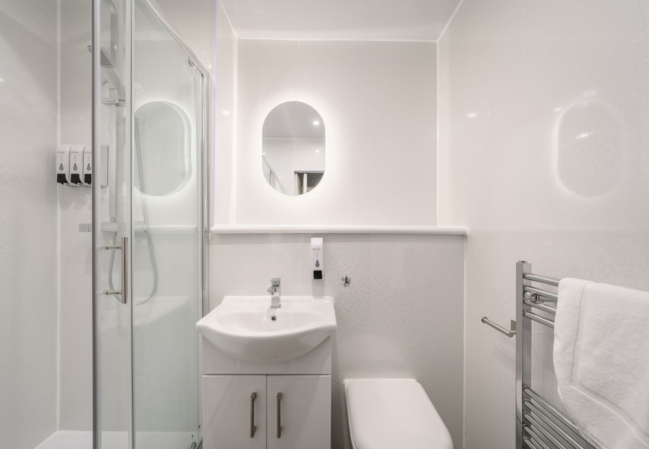 Rent by room in Edinburgh - Newsome Lodge - Room 10 - Gilmerton, Edinburgh