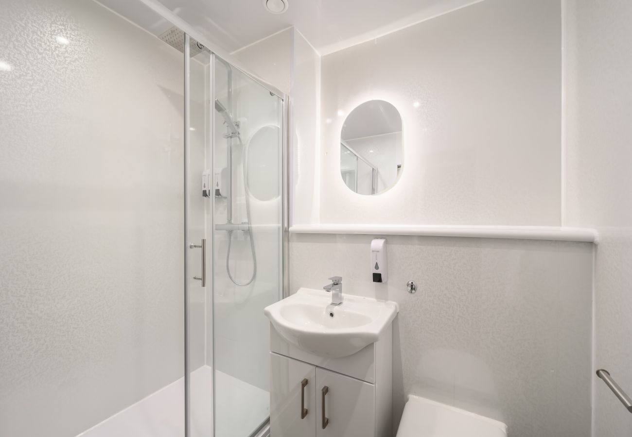 Rent by room in Edinburgh - Newsome Lodge - Room 10 - Gilmerton, Edinburgh