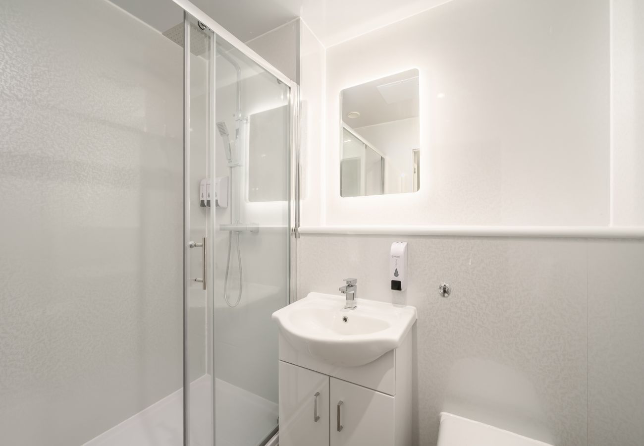 Rent by room in Edinburgh - Newsome Lodge - Room 13 - Gilmerton, Edinburgh