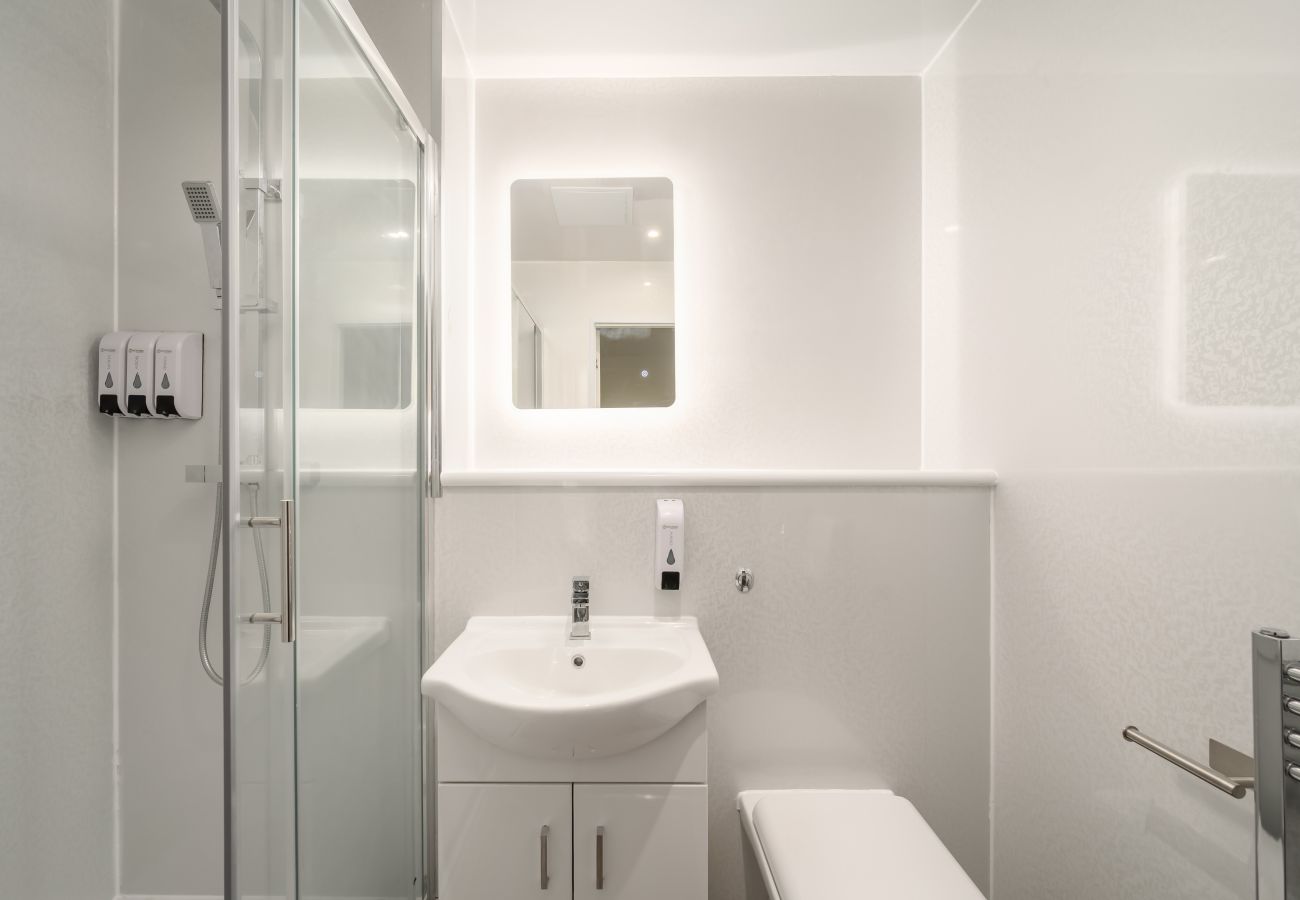 Rent by room in Edinburgh - Newsome Lodge - Room 13 - Gilmerton, Edinburgh
