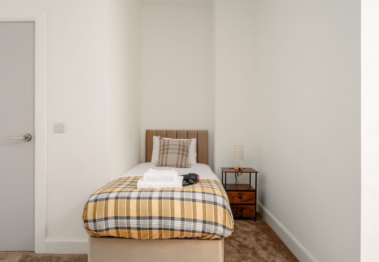 Rent by room in Edinburgh - Newsome Lodge - Room 14 - Gilmerton, Edinburgh