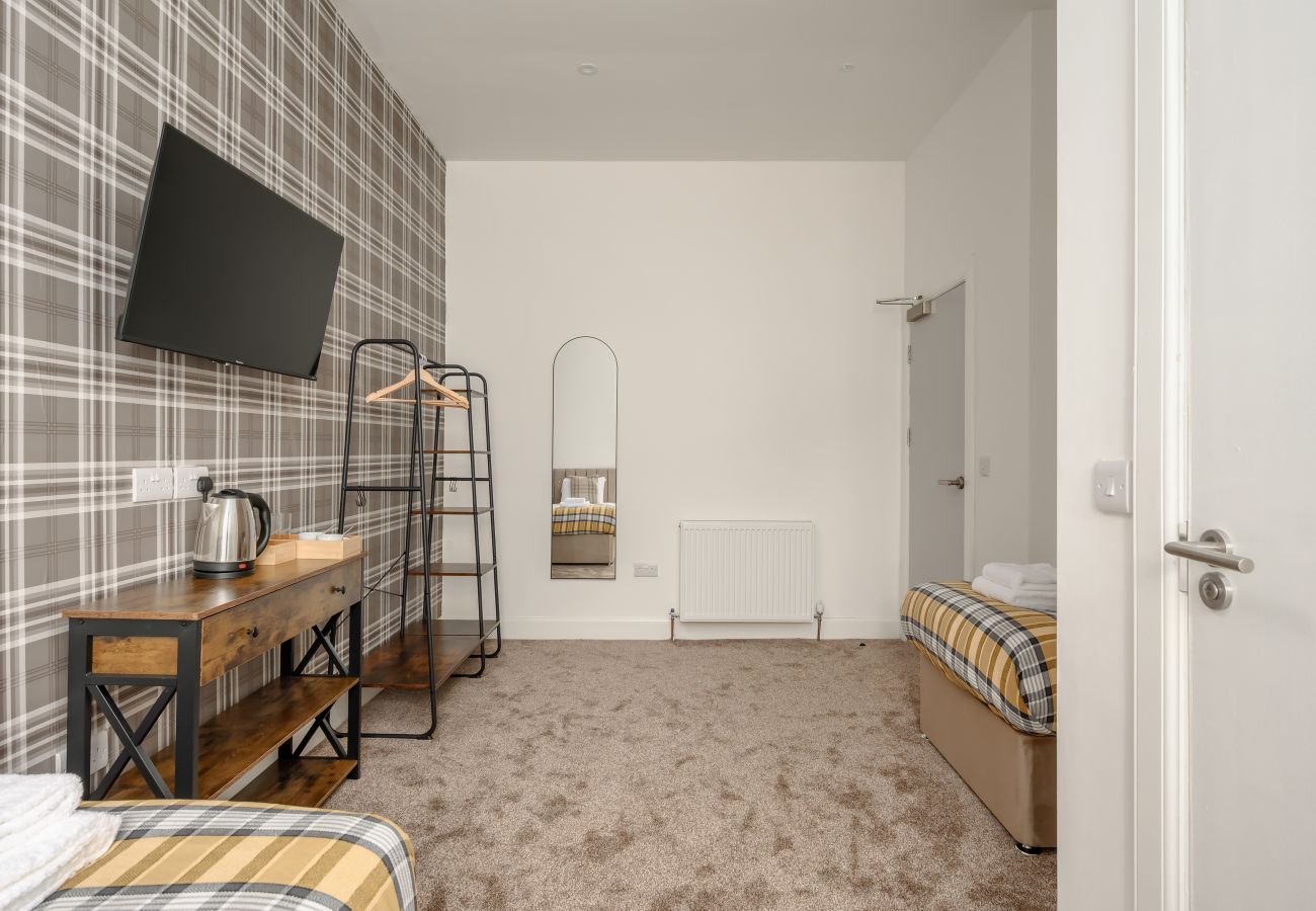 Rent by room in Edinburgh - Newsome Lodge - Room 14 - Gilmerton, Edinburgh