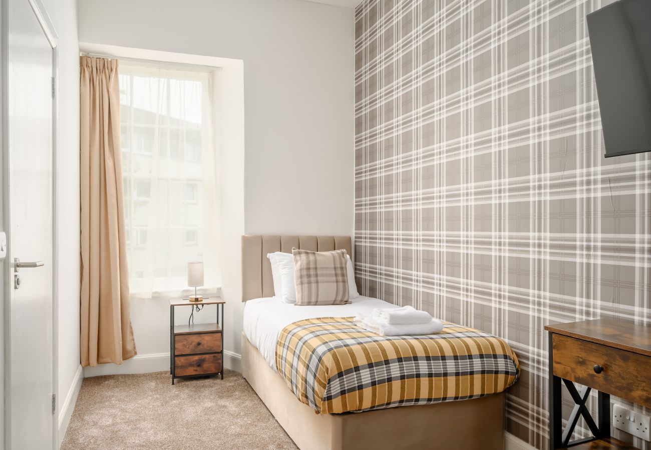 Rent by room in Edinburgh - Newsome Lodge - Room 14 - Gilmerton, Edinburgh