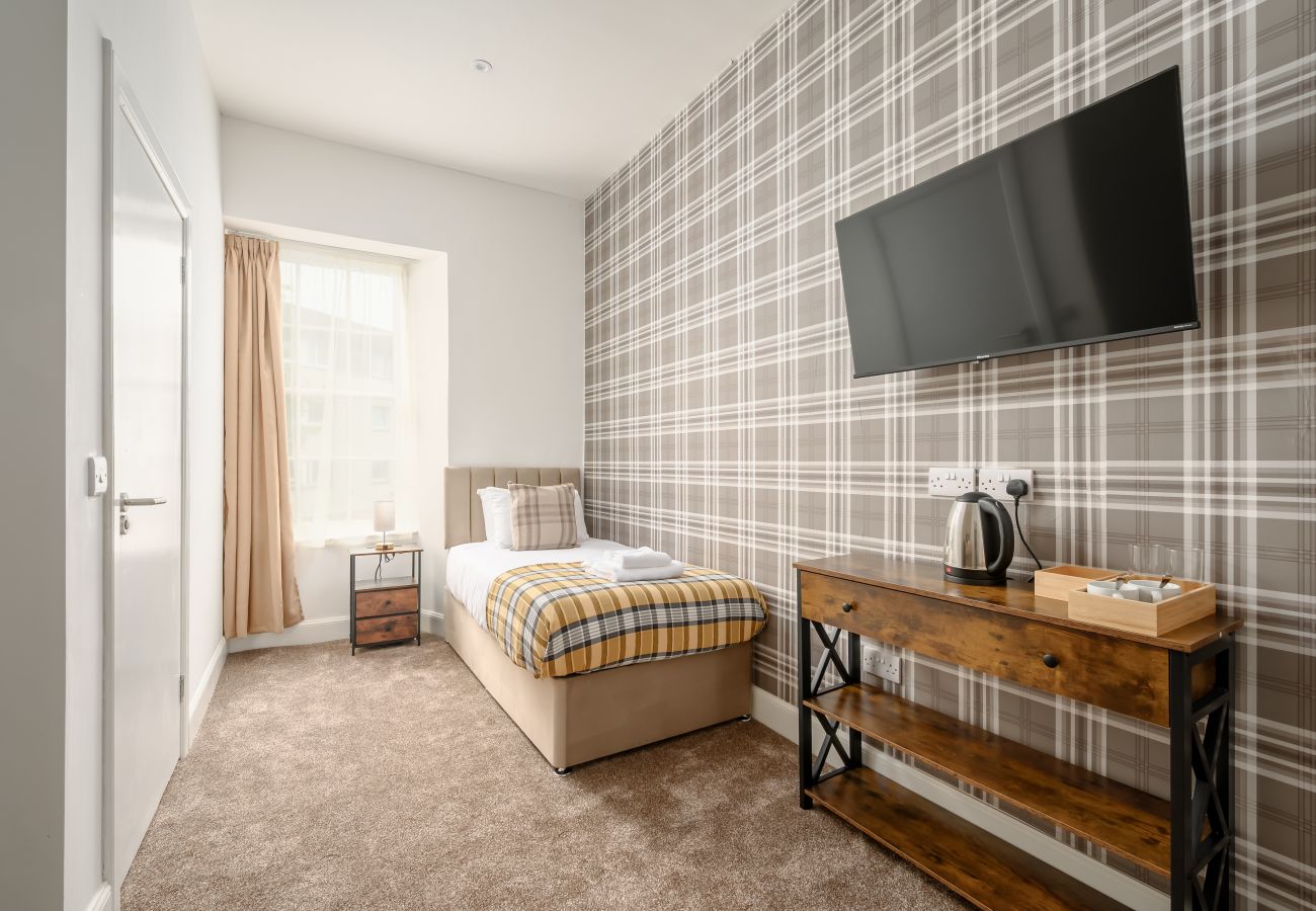 Rent by room in Edinburgh - Newsome Lodge - Room 14 - Gilmerton, Edinburgh