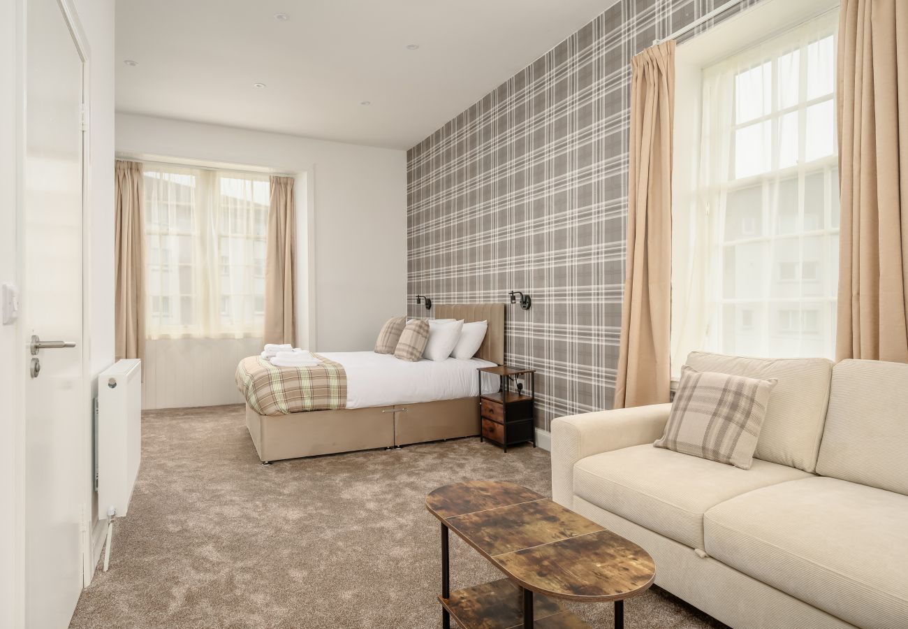 Rent by room in Edinburgh - Newsome Lodge - Room 15 - Gilmerton, Edinburgh