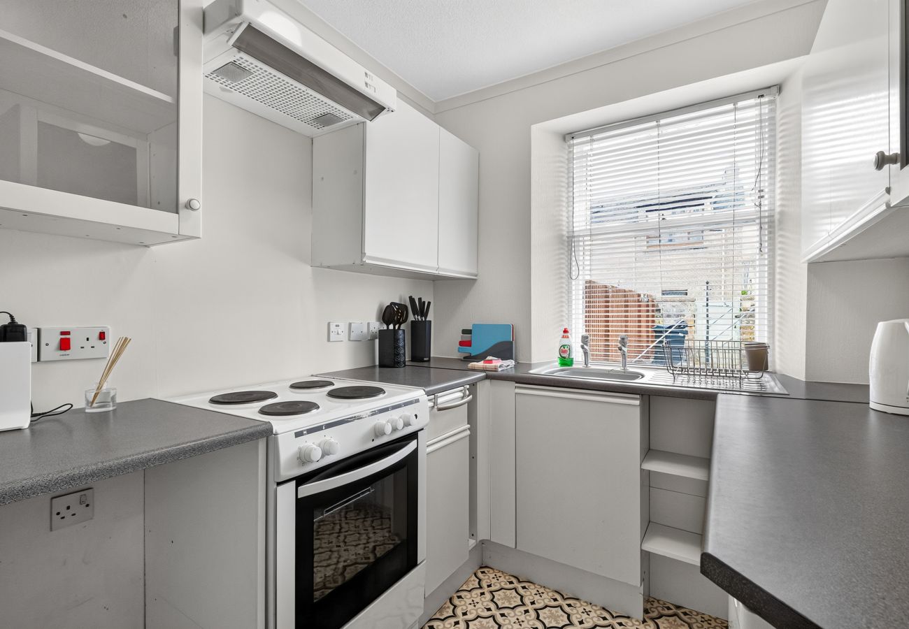 Rent by room in Inverness - No 11 Guest House - Inverness - 1 Bedroom Studio 