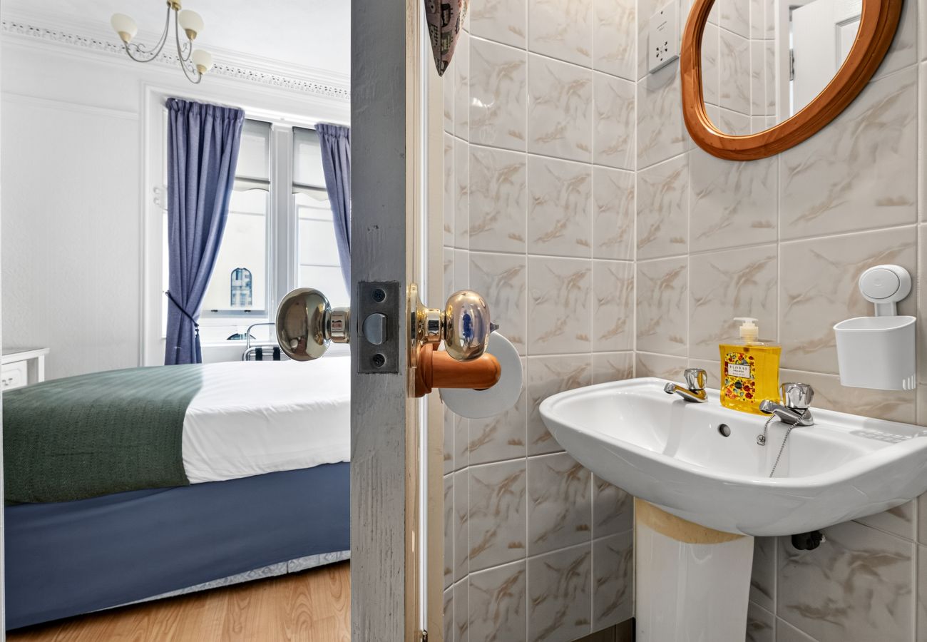 Rent by room in Inverness - No 11 Guest House - Inverness - Room 3