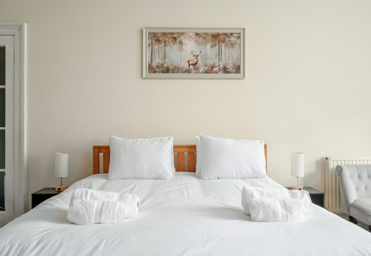 Apartment in Edinburgh - Eyre Crescent 3 Bedroom Apartment - New Town, Edinburgh