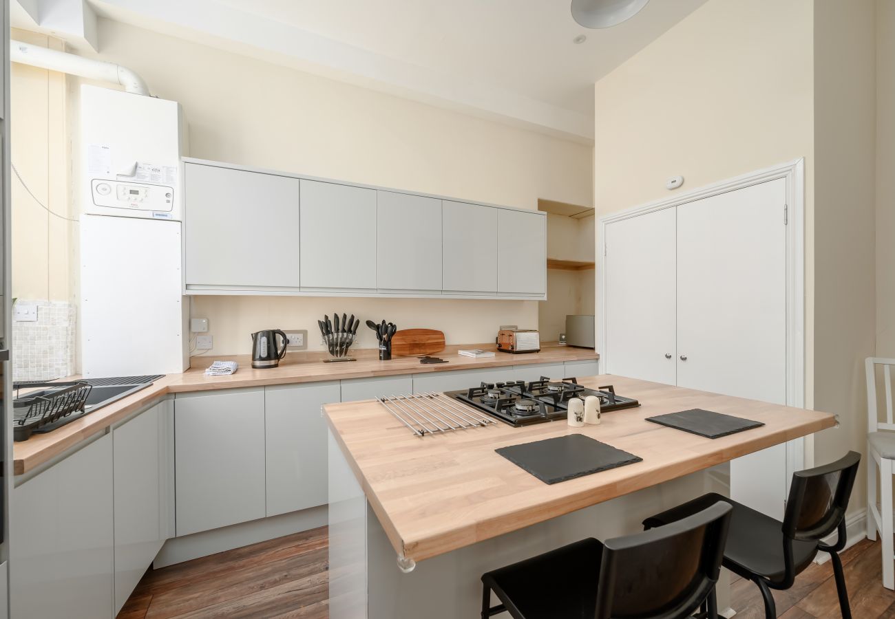 Apartment in Edinburgh - Eyre Crescent 3 Bedroom Apartment - New Town, Edinburgh