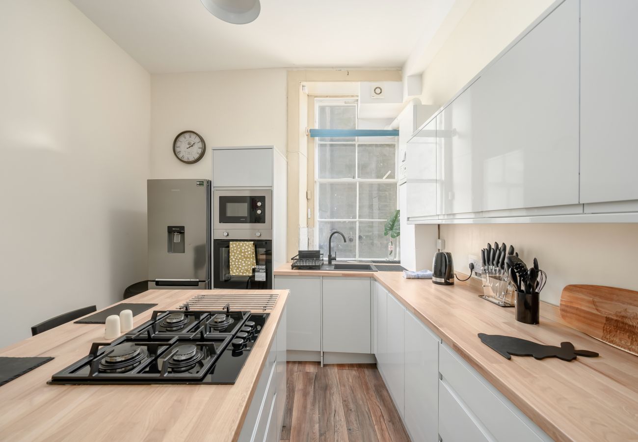 Apartment in Edinburgh - Eyre Crescent 3 Bedroom Apartment - New Town, Edinburgh