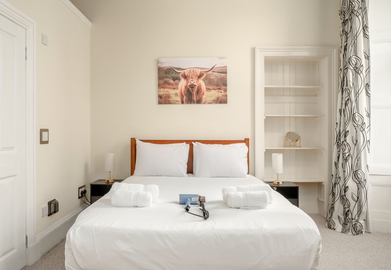Apartment in Edinburgh - Eyre Crescent 3 Bedroom Apartment - New Town, Edinburgh