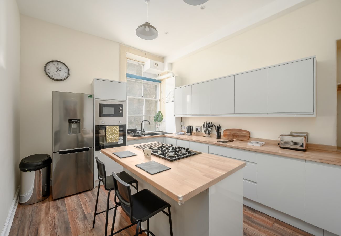 Apartment in Edinburgh - Eyre Crescent 3 Bedroom Apartment - New Town, Edinburgh