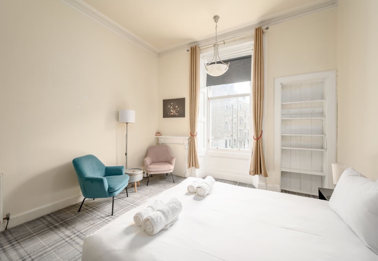 Apartment in Edinburgh - Eyre Crescent 3 Bedroom Apartment - New Town, Edinburgh
