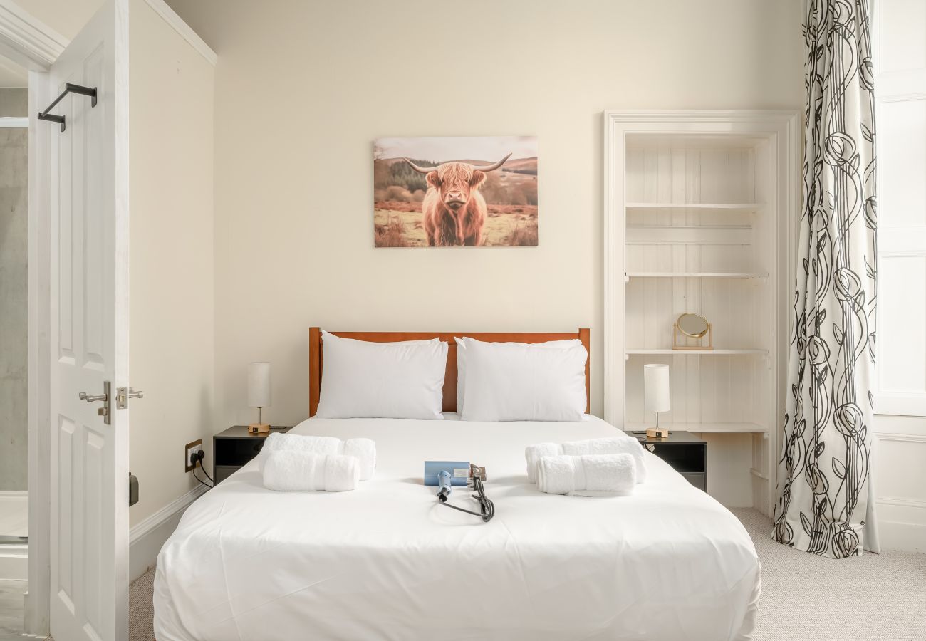 Apartment in Edinburgh - Eyre Crescent 3 Bedroom Apartment - New Town, Edinburgh