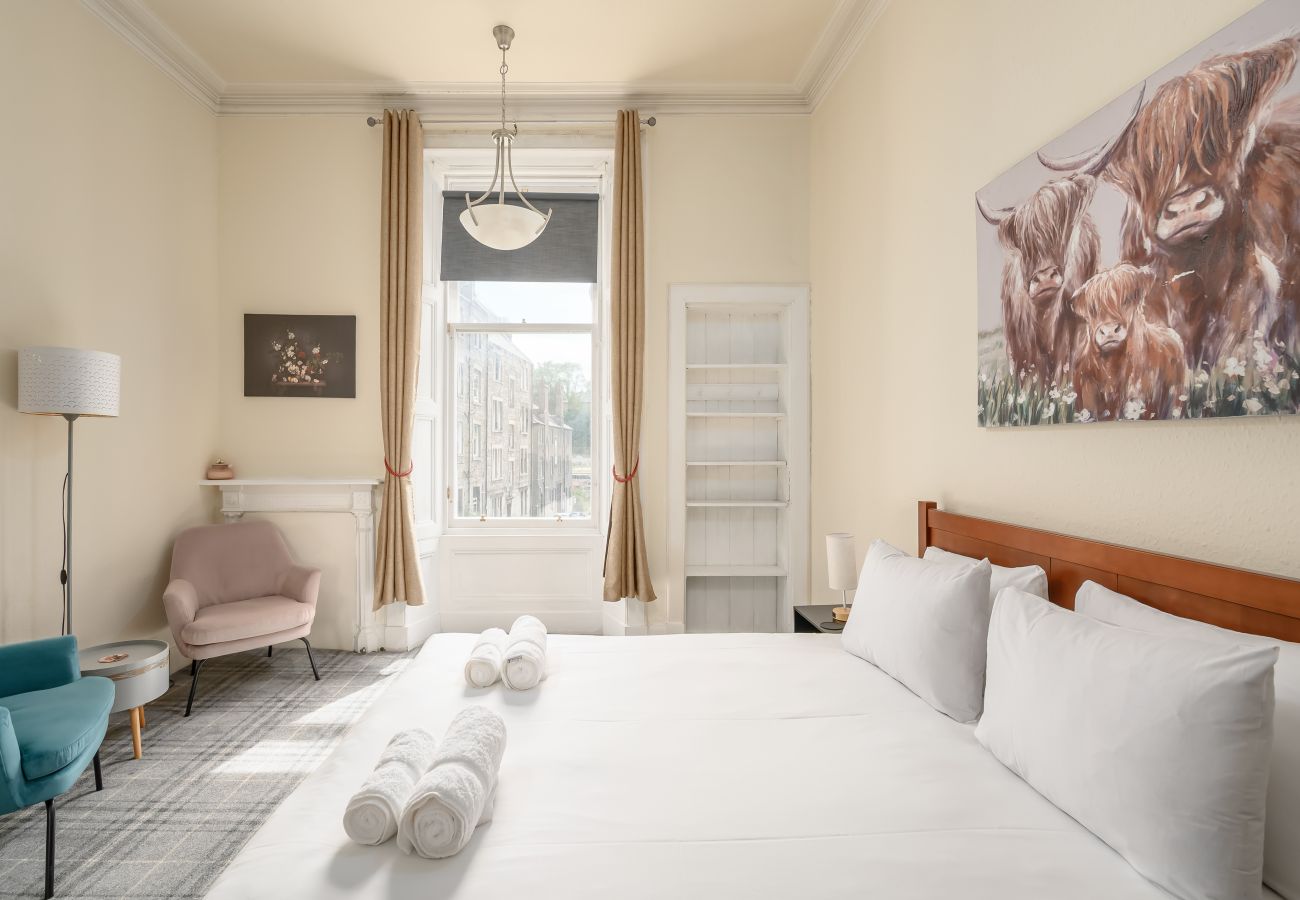 Apartment in Edinburgh - Eyre Crescent 3 Bedroom Apartment - New Town, Edinburgh