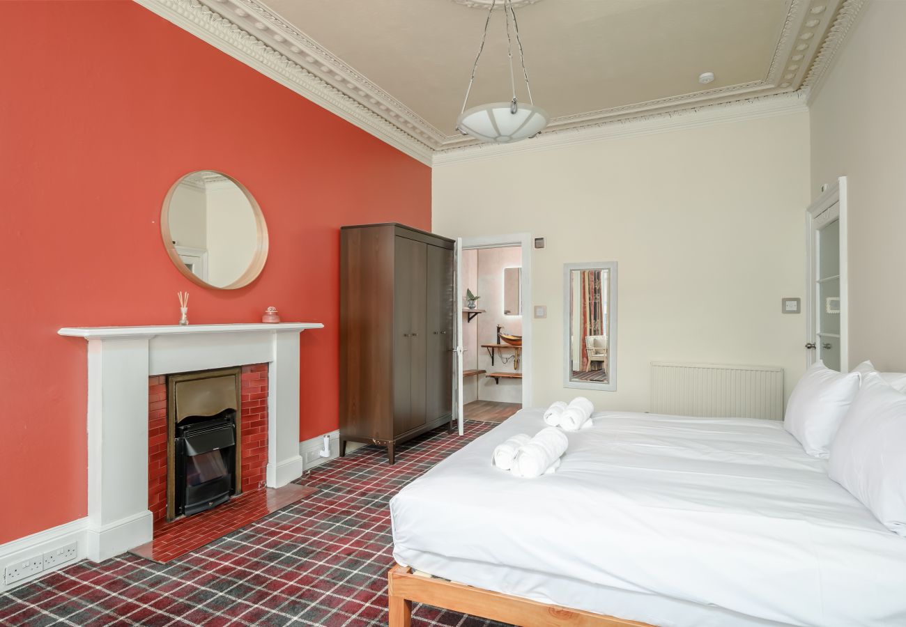 Apartment in Edinburgh - Eyre Crescent 3 Bedroom Apartment - New Town, Edinburgh