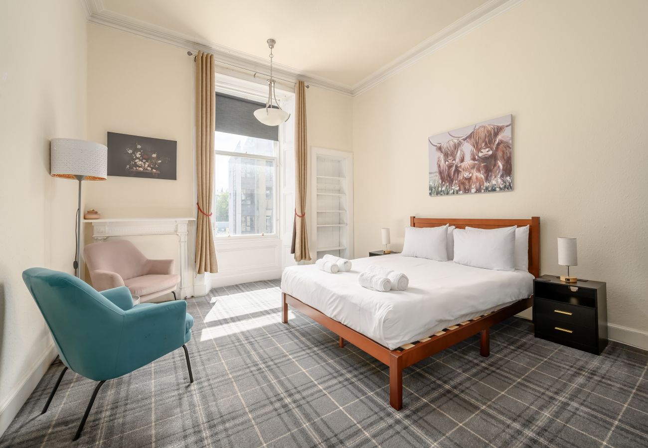 Apartment in Edinburgh - Eyre Crescent 3 Bedroom Apartment - New Town, Edinburgh
