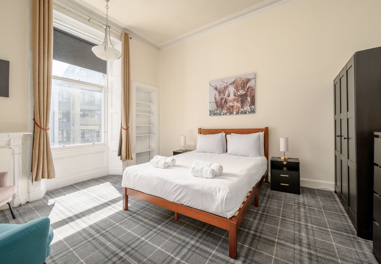 Apartment in Edinburgh - Eyre Crescent 3 Bedroom Apartment - New Town, Edinburgh
