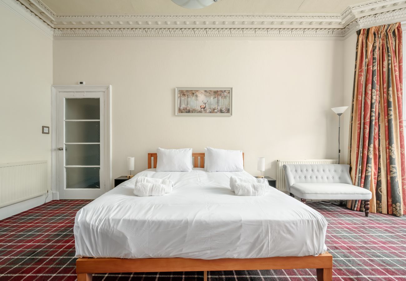 Apartment in Edinburgh - Eyre Crescent 3 Bedroom Apartment - New Town, Edinburgh