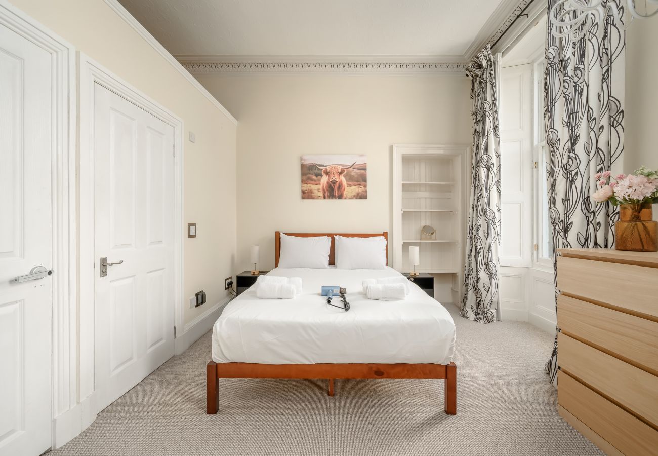 Apartment in Edinburgh - Eyre Crescent 3 Bedroom Apartment - New Town, Edinburgh