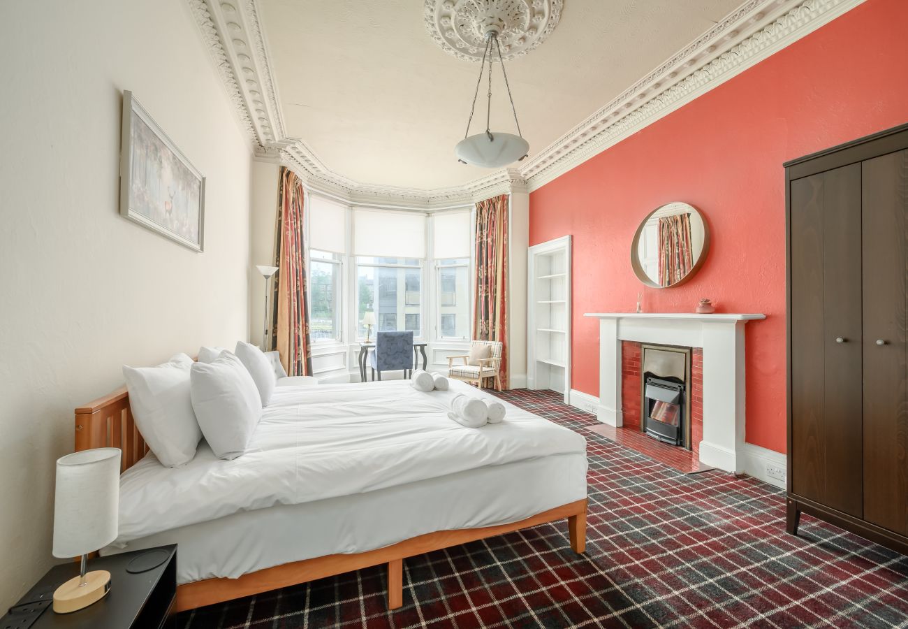 Apartment in Edinburgh - Eyre Crescent 3 Bedroom Apartment - New Town, Edinburgh