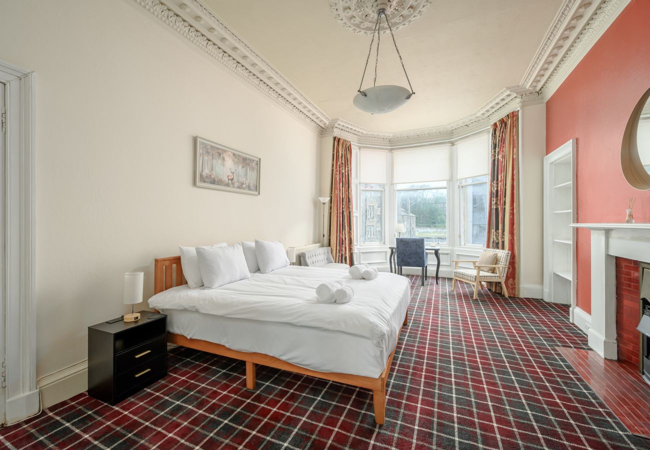 Apartment in Edinburgh - Eyre Crescent 3 Bedroom Apartment - New Town, Edinburgh