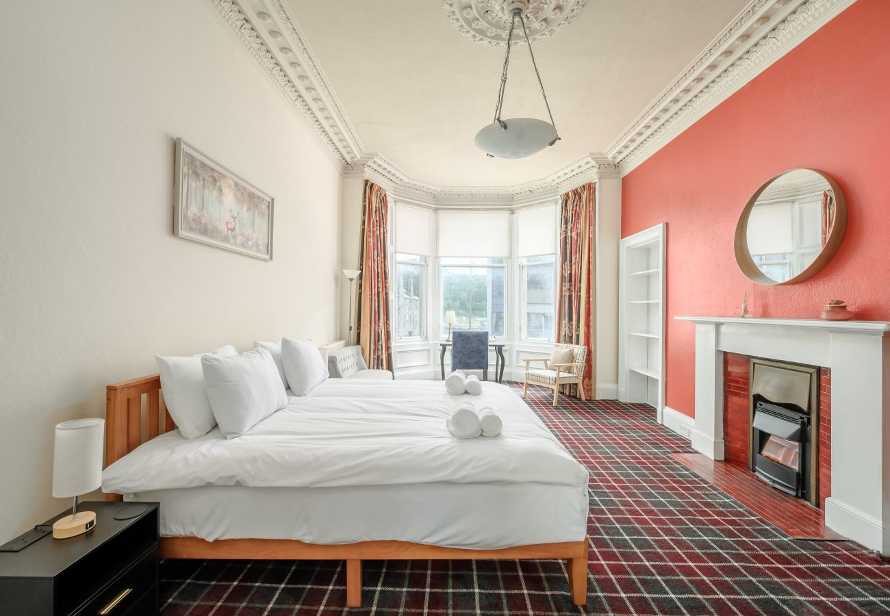 Apartment in Edinburgh - Eyre Crescent 3 Bedroom Apartment - New Town, Edinburgh
