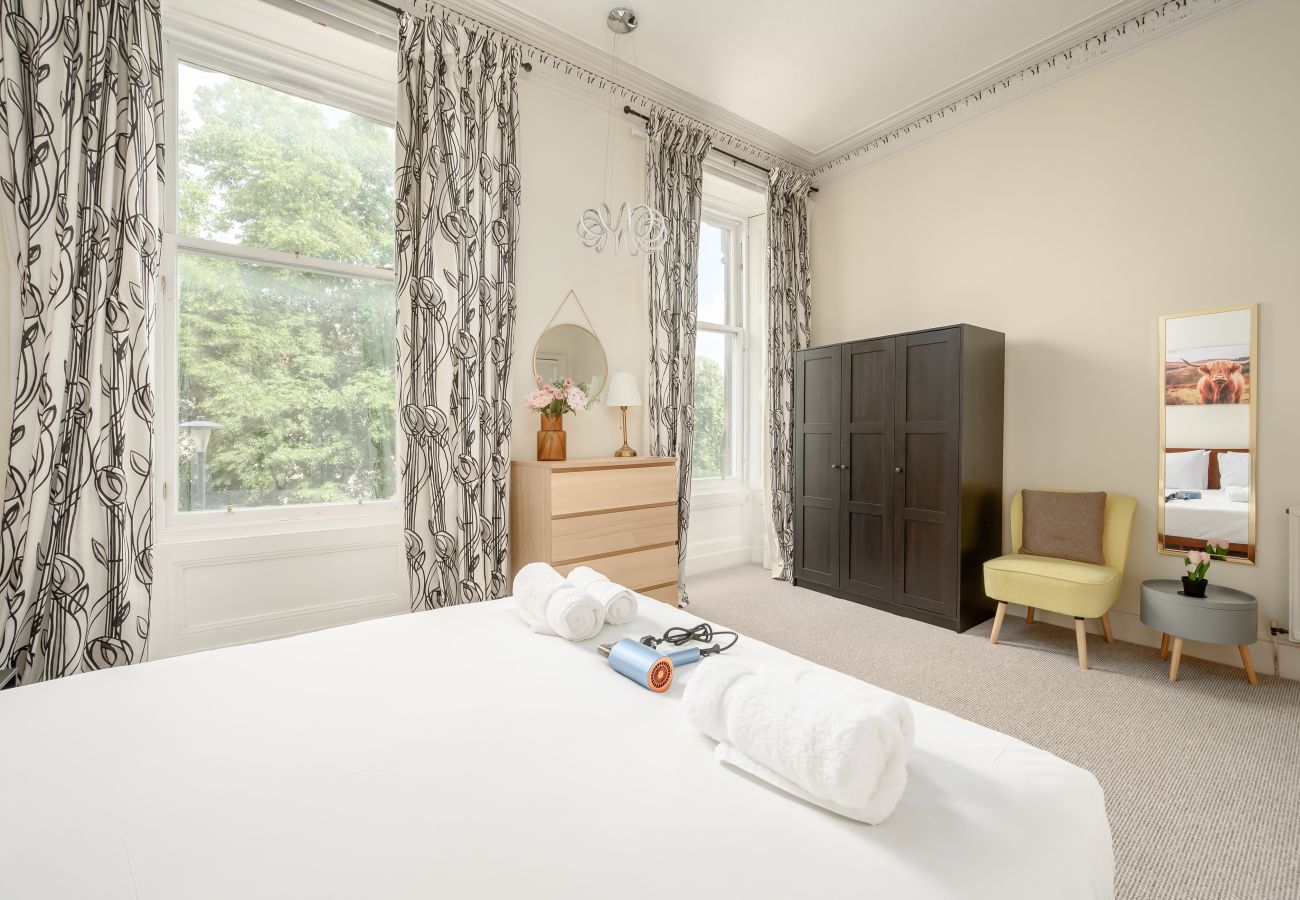 Apartment in Edinburgh - Eyre Crescent 3 Bedroom Apartment - New Town, Edinburgh