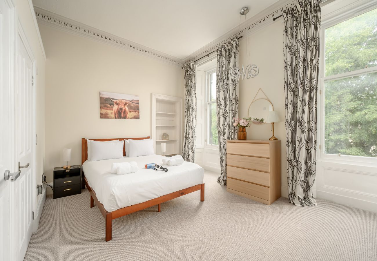 Apartment in Edinburgh - Eyre Crescent 3 Bedroom Apartment - New Town, Edinburgh