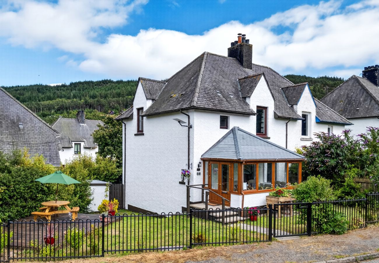 House in Inverness - Riverside 3 Bedroom House - Foyers, Inverness