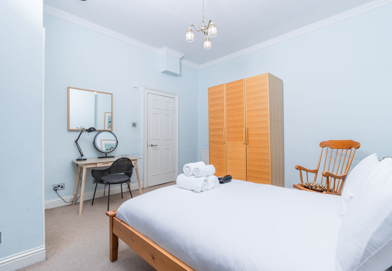 Apartment in Edinburgh - York Place 2 Bedroom Apartment - Edinburgh