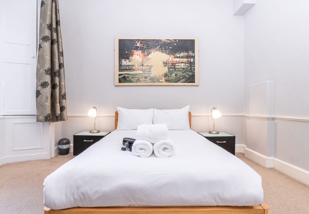 Apartment in Edinburgh - York Place 2 Bedroom Apartment - Edinburgh