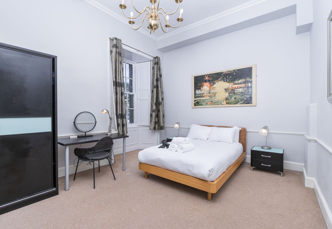 Apartment in Edinburgh - York Place 2 Bedroom Apartment - Edinburgh
