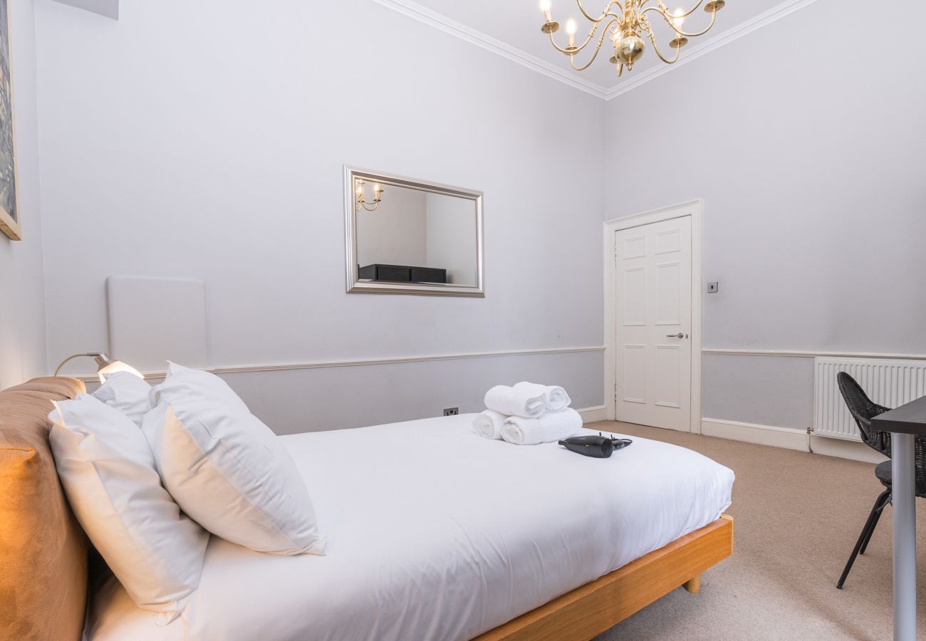 Apartment in Edinburgh - York Place 2 Bedroom Apartment - Edinburgh