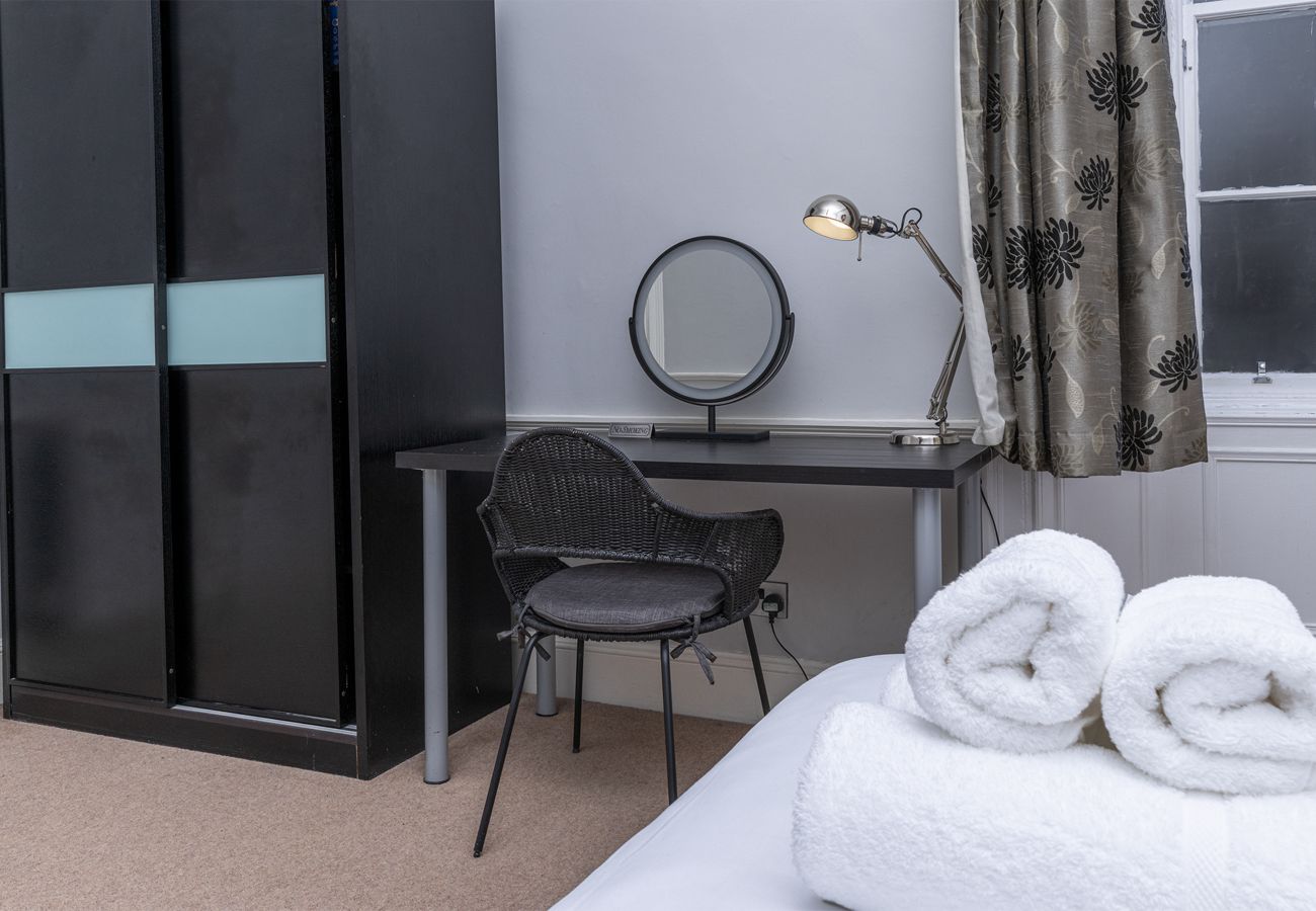 Apartment in Edinburgh - York Place 2 Bedroom Apartment - Edinburgh