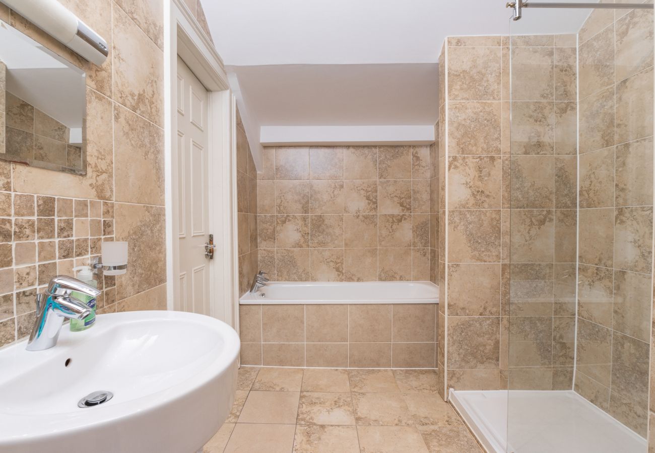 Apartment in Edinburgh - York Place 2 Bedroom Apartment - Edinburgh