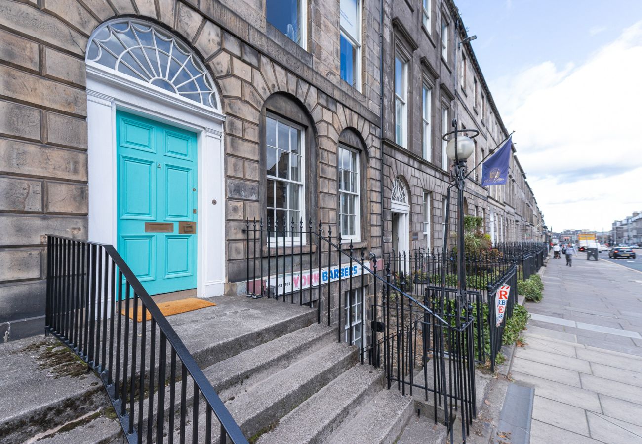 Apartment in Edinburgh - York Place 2 Bedroom Apartment - Edinburgh