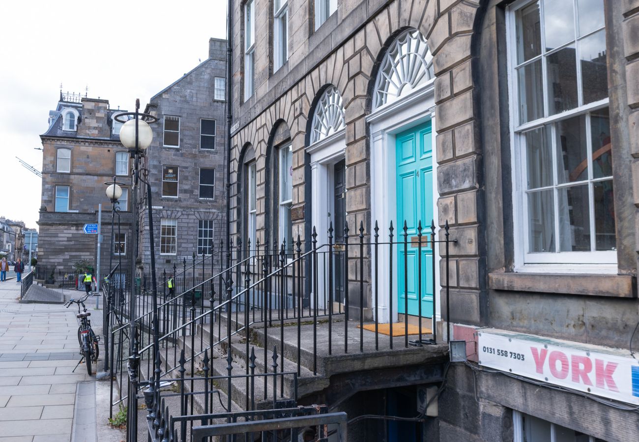 Apartment in Edinburgh - York Place 2 Bedroom Apartment - Edinburgh